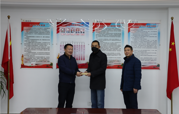 集團(tuán)公司黨委委員、副總經(jīng)理胡新付到公司走訪慰問